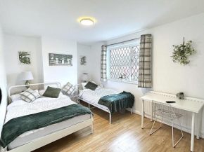 3 Twin Bedroom Entire House Sleeps 9 Driveway Parking near Coventry University and City Center
